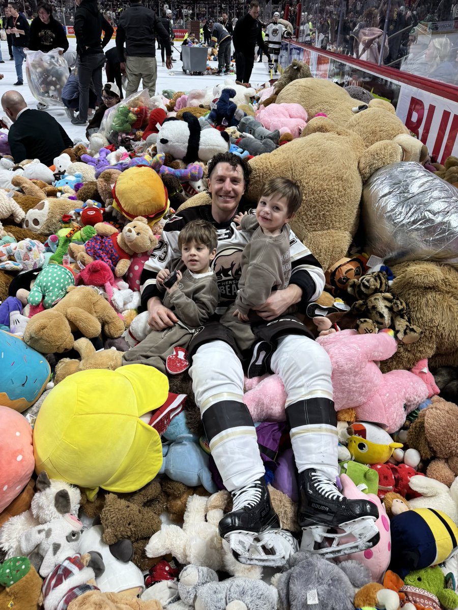 Hi from <a href="/TheHersheyBears/">Hershey Bears</a>’ 2025 Teddy Bear Toss Game. 👋

Congratulations to Mike Sgarbossa who scored the big goal 14:45 into the first period beginning the sweet cuddly mayhem as <a href="/zackfisch/">Zack Fisch</a> says.

🧵 Here’s a thread featuring all my videos and photos from ice level. #SCOARbossa