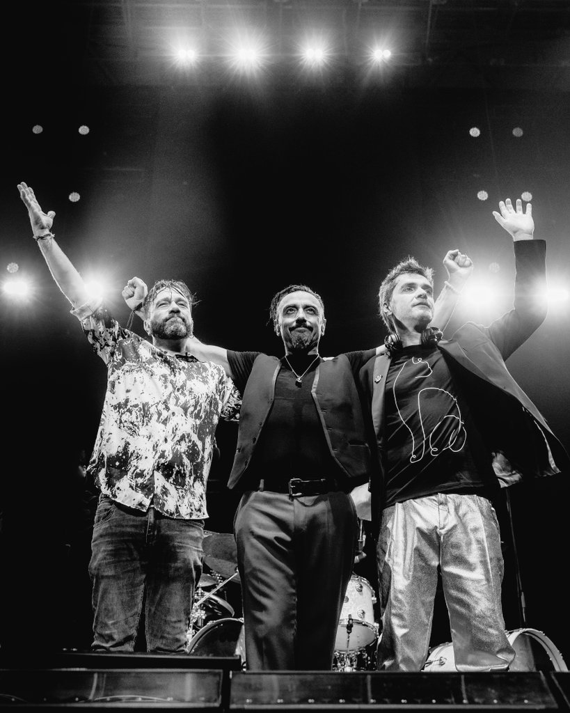 A toda la gran familia Lucybell 
Infinito amor.

Claudio, Eduardo y Cote