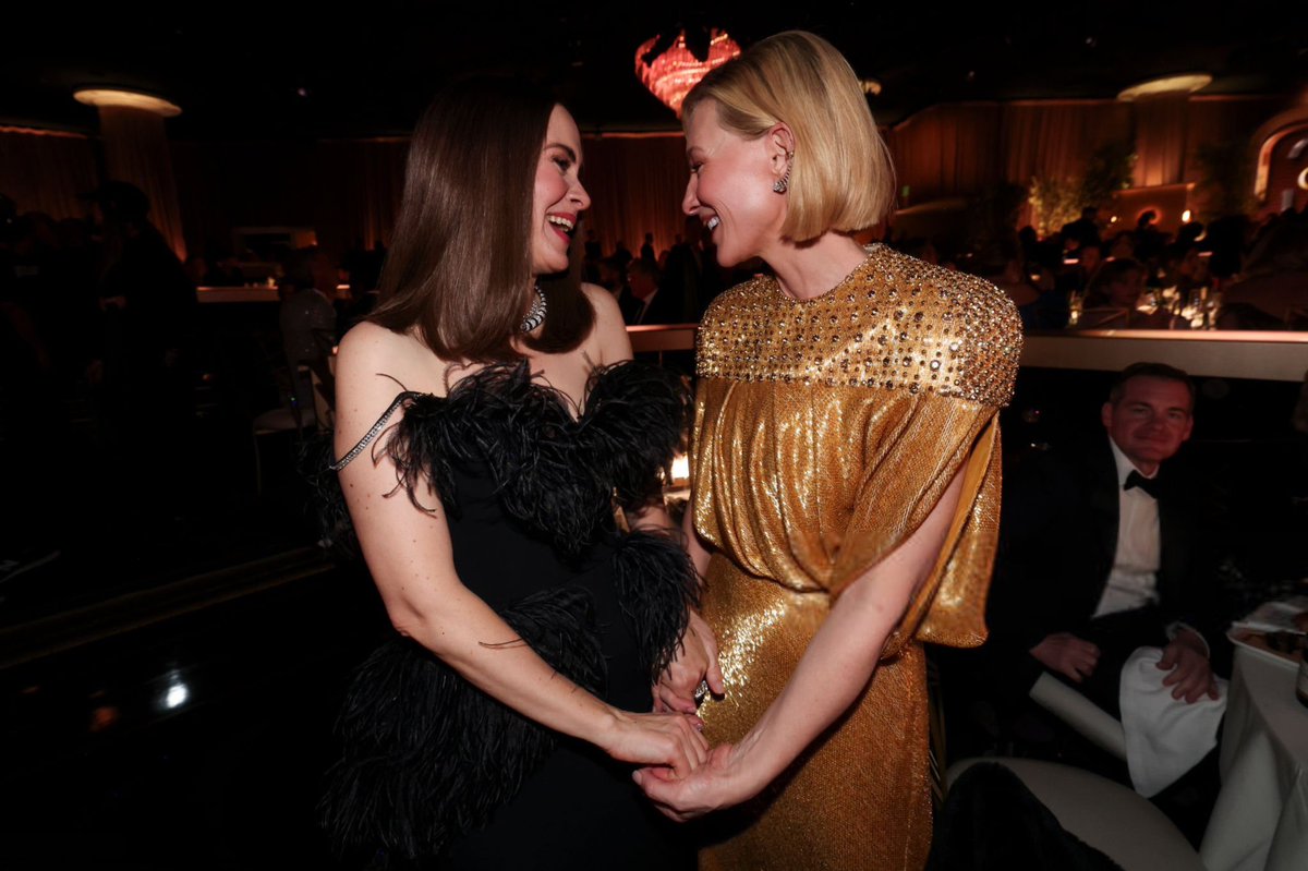 sarahpaulsbean's tweet photo. SARAH PAULSON AND CATE BLANCHETT #GoldenGlobes https://t.co/RAAEOCBNq0