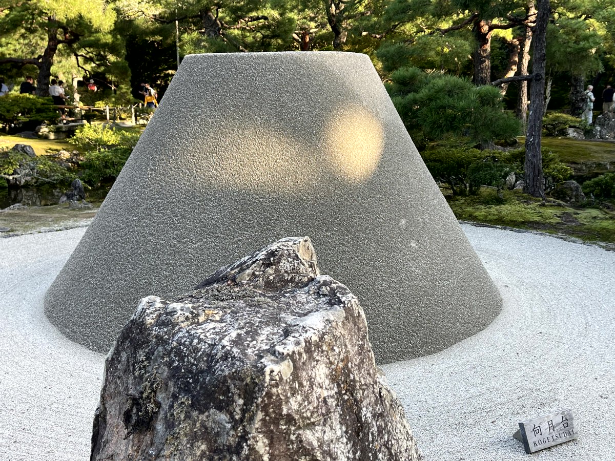 Hiroporin's tweet photo. 日本庭園の美しさを堪能する瞬間。禅の精神が宿る砂紋と、背景に広がる緑豊かな木々のコントラストが絶妙。自然と人の手が織りなす調和に心が洗われる。静寂の��に宿る深い美しさ、まさに日本の魂を感じる風景。#日本庭園 #禅 #自然美 https://t.co/LrKvNQ2DOI