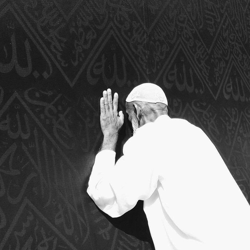 #استغفر_الله_العظيم_واتوب_اليه
﴿ إِذْ نَادَى رَبّهُ نِدَاءً خَفِيَّاً ﴾
لا تحتاج لرفع صوتك
 أثناء الدُعاء
فهمسة التضرُع ...
تهز أبواب السماء