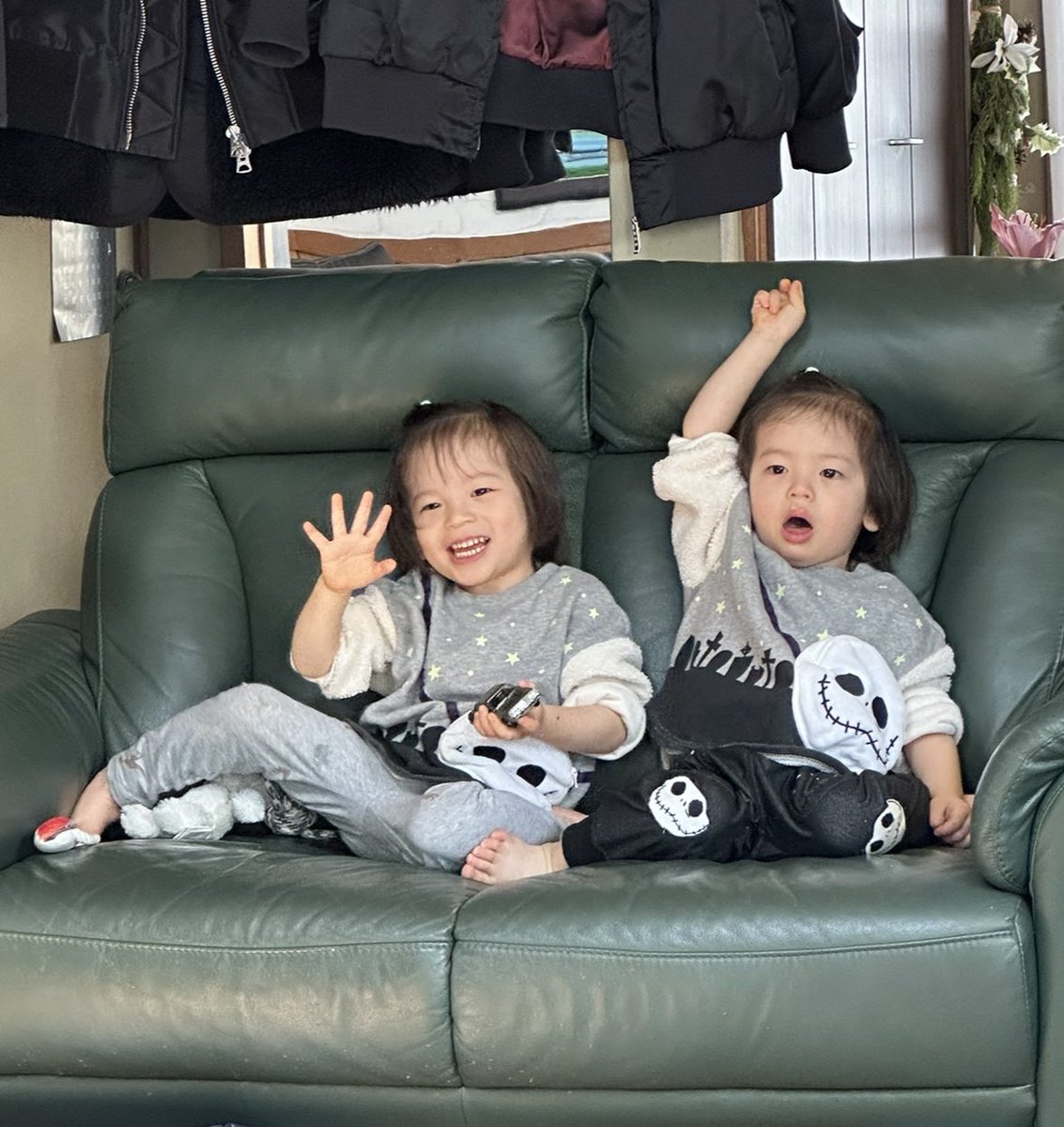 km116im's tweet photo. 間も無く双子たち３歳、やっと育児楽しい〜！って思える
いや、今までも楽しかったのだけど楽しさの中に「眠い、大変、疲労」が付き纏って思考がぼやけてた
色々な事に余裕ができて、思考がクリアで、楽しい！かわいい！で溢れてる
本当にこの３年間(＋妊娠中)よく頑張って私も双子も生きたと思うわ https://t.co/kqeguHYMFT