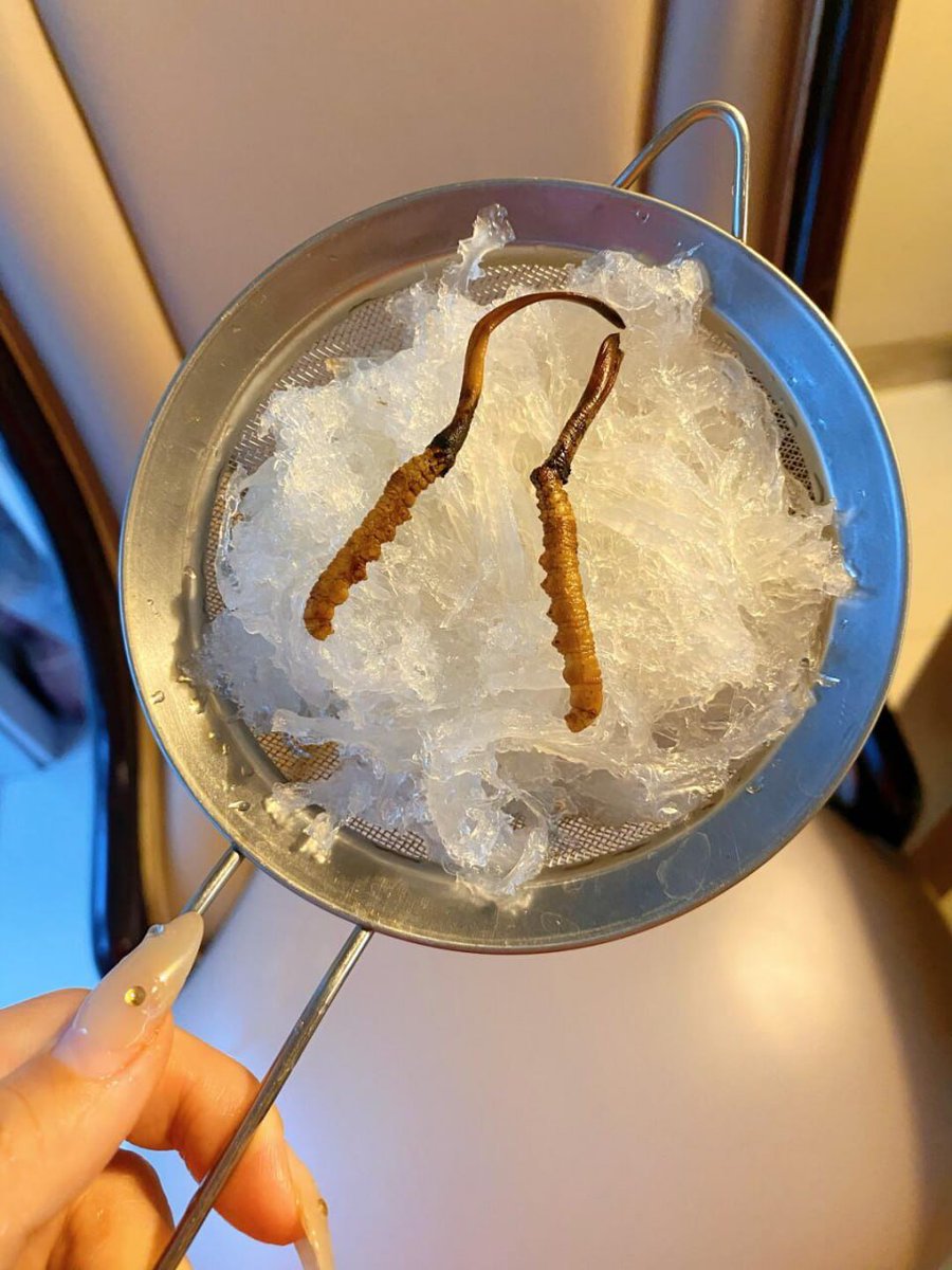 Freshly baked oatmeal with fresh fruits enjoys the taste of nature and gives your body and mind a healthy hug😊