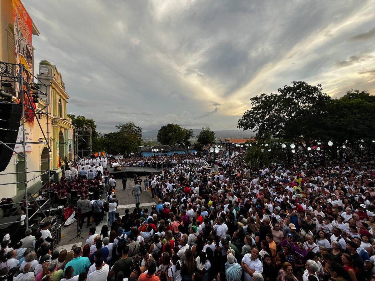 SOLEMNE BAJADA// En estos momentos lectura de la Bula Papal (Spes non confundit)
#Visita167
#ArquiBqto