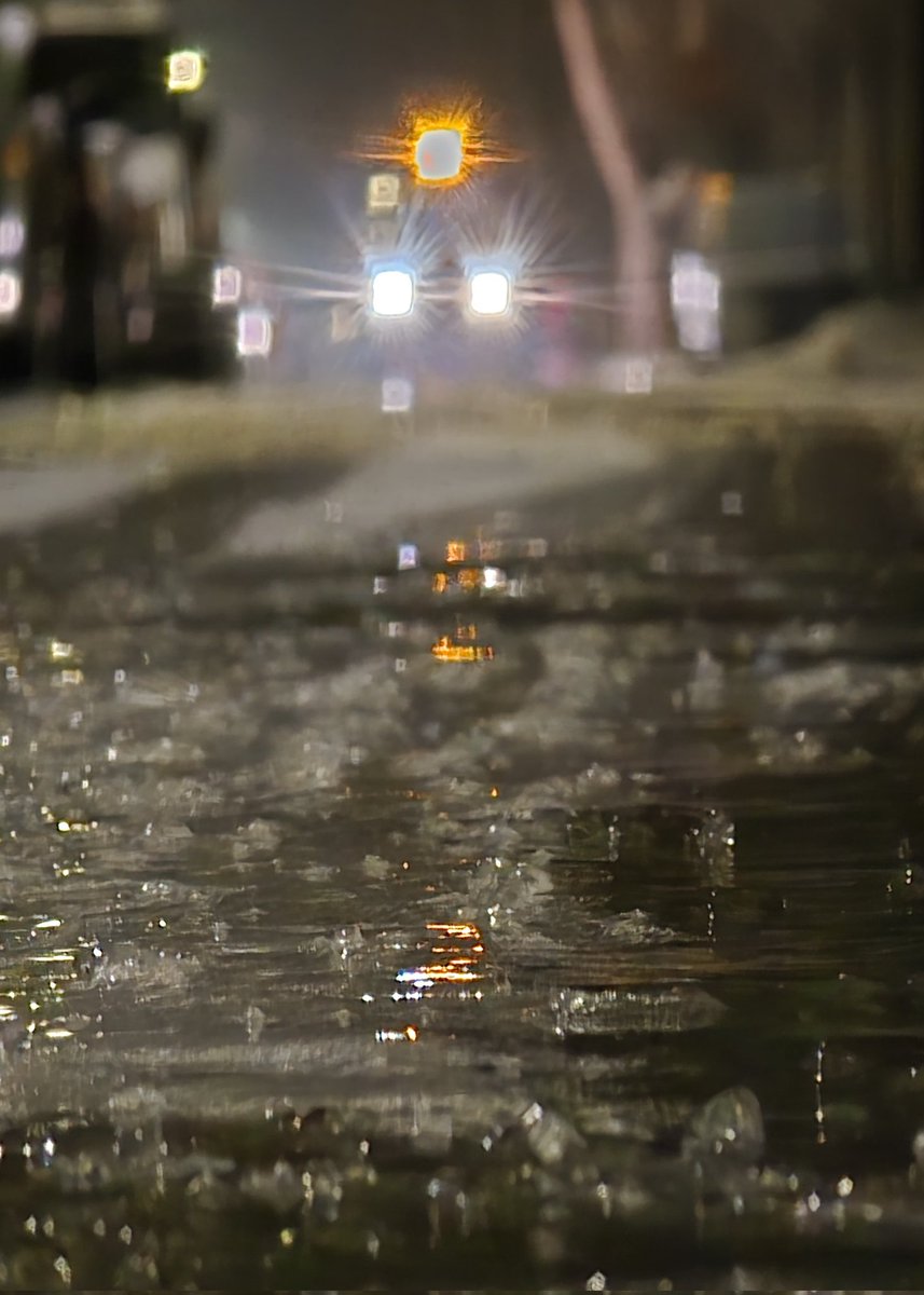 Zaměstnanci Technických služeb tráví nedělní noc bojem s ledovkou.