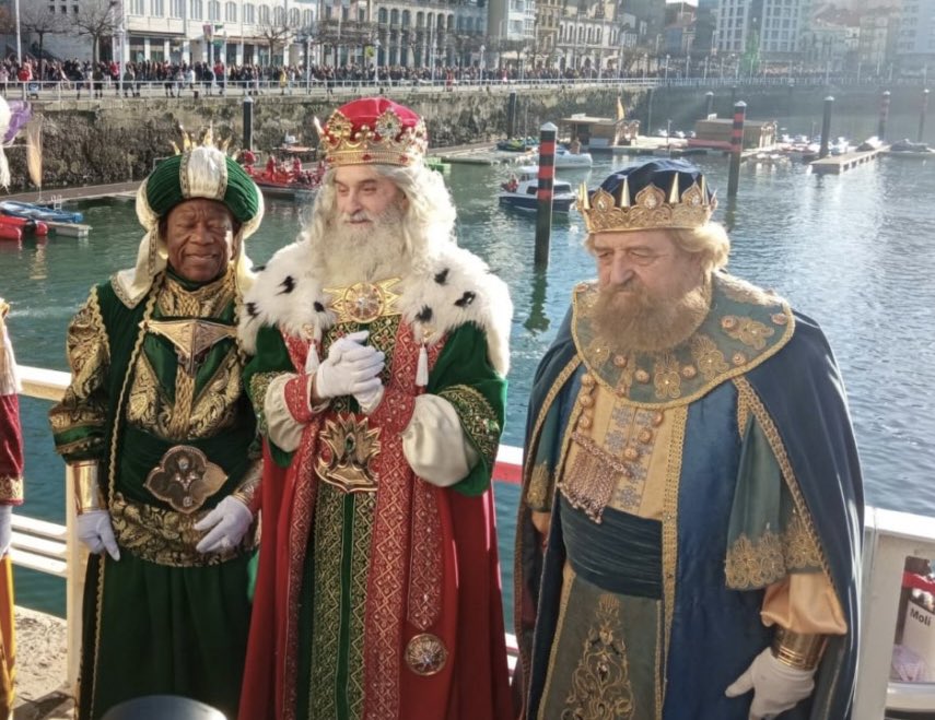 En Gijón los Reyes Magos son los de verdad.
En el resto de España lo siento pero tenéis a los suplentes.

Llevan más de 20 años ejerciendo y de verdad que espero y deseo que sean eternos porque magos ya son.

LOS ADORO!

#ReyesMagos