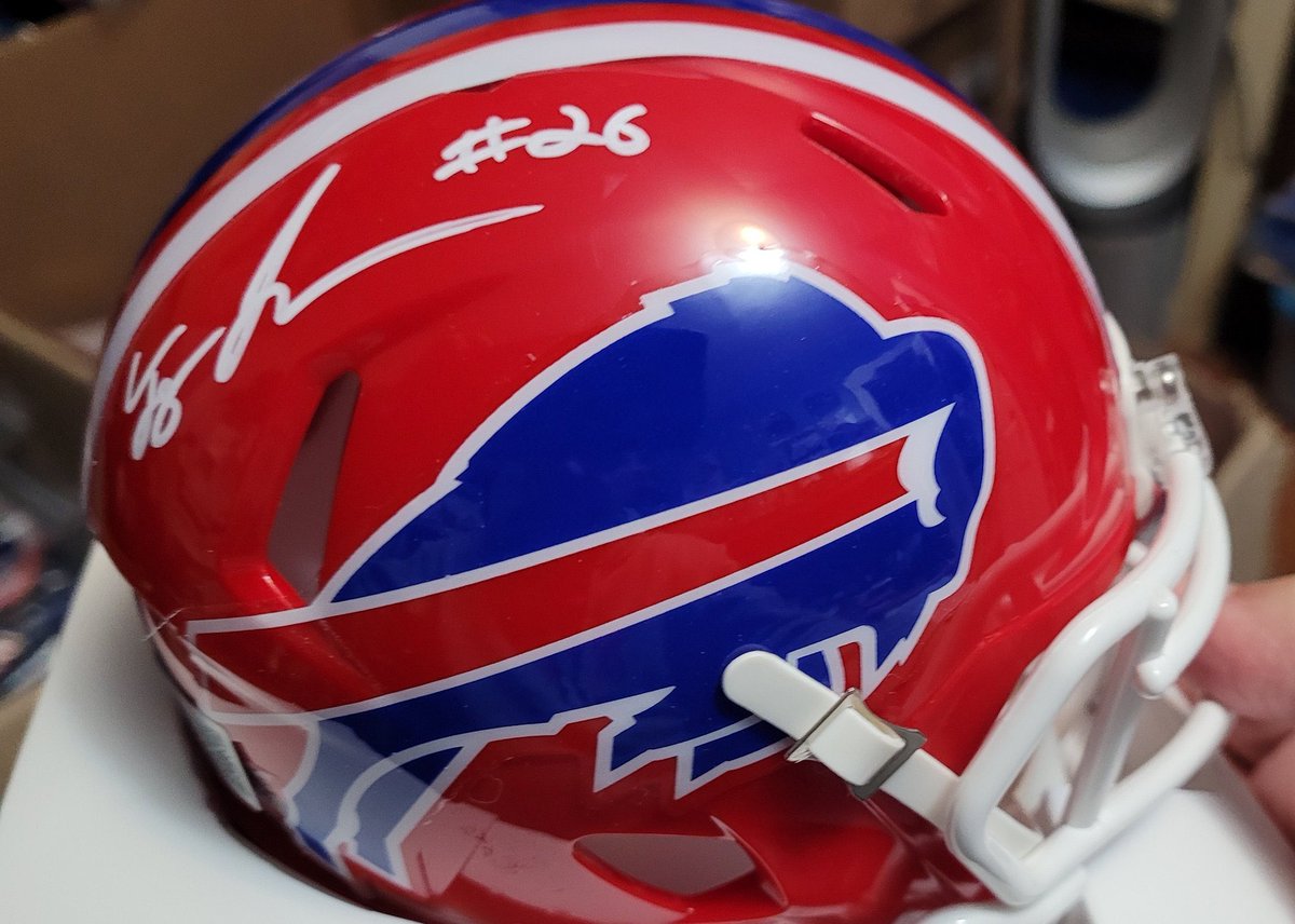 KrystleNoel1128's tweet image. 🚨🚨 Playoff Giveaway 🚨🚨

To enter to win this signed Ty Johnson mini:

- Retweet
- Follow me
- Follow @jimmyreu81 

Winner will be announced on January 26th! Good luck! #BillsMafia