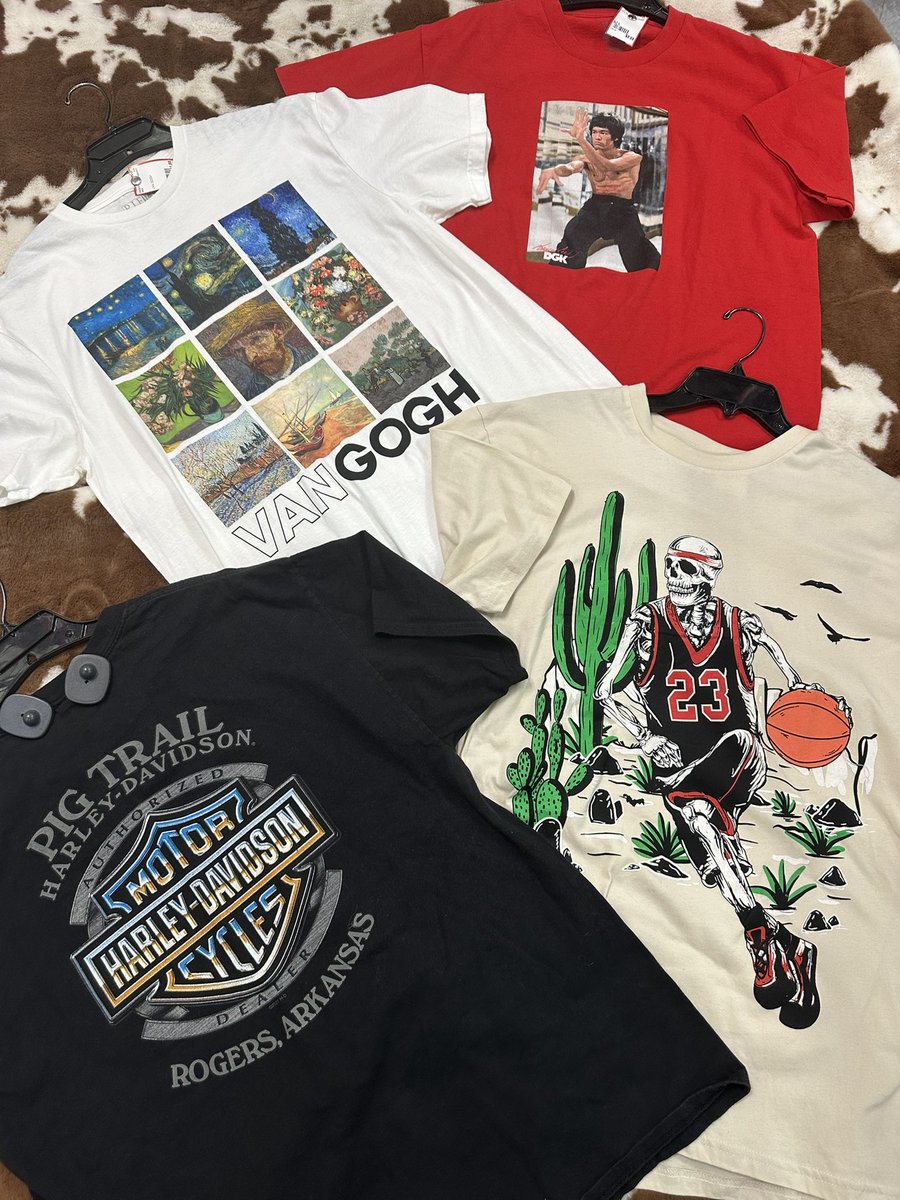 NameBrandEx's tweet photo. ๐ฉต Graphic TEES โป๏ธ๐New Arrivals! Both locations open 11-7 Sundays! Open 7 days a week! #fashion #fun #thrifted #shoes #sneakers #kicks #indie #music #tees #Tshirts #jeans #denim #athleticwear #basics #mesa #az #localaz #mesaaz #sunday #skate #brucelee #dgk #vangogh #harley https://t.co/5IJl46SmYY
