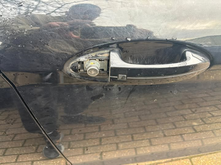 SussexIncidents's tweet image. Car got broken into last night Stoney lane #Hailsham