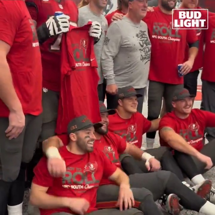 THAT NFC SOUTH CHAMPS FEELING 😁

🎉: @BudLight #EasyToCelebrate https://t.co/cB1uUPdLx2