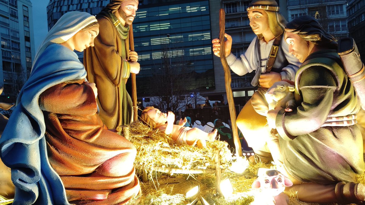 Esta tarde noche, entre las preciosas carrozas de la #CabalgataMadrid2025, una me ha alegrado más que ninguna: el sencillo Nacimiento de Jesús, de <a href="/archimadrid/">Archidiócesis de Madrid</a>.
Recordándonos la Verdad y el Amor.