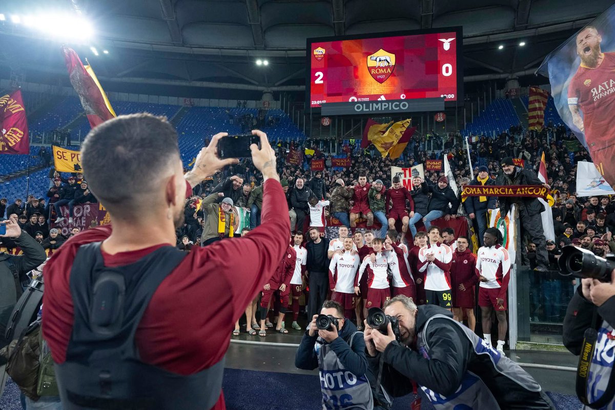 Il Capitano che con il suo telefono scatta una foto alla squadra sotto la Sud. 

Una delle immagini piú belle della serata. BUONANOTTE