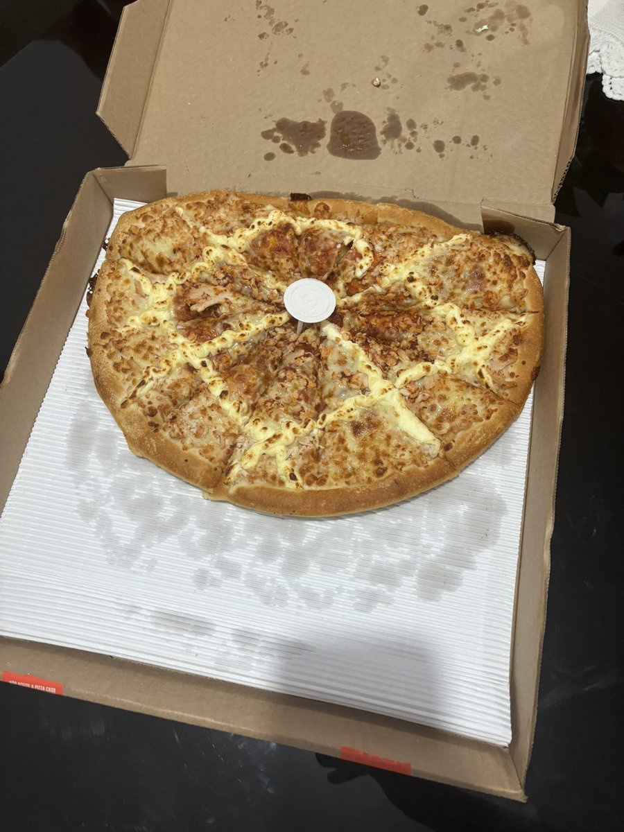 Quando o entregador retirou a pizza na vertical, já imaginava que algo não estaria correto. <a href="/iFood/">iFood</a> <a href="/pizzahutbrasil/">Pizza Hut Brasil</a>