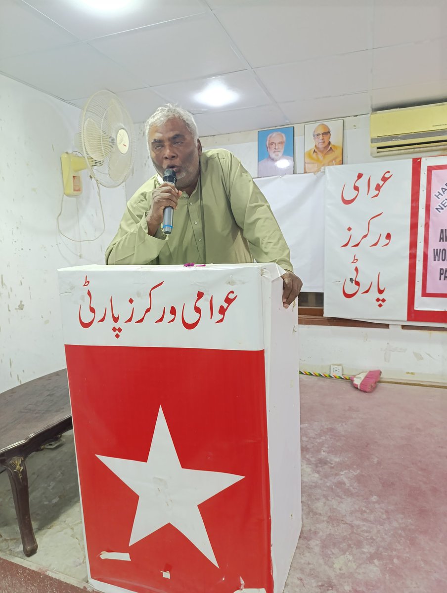 HRKhoja's tweet photo. 3/4)
Comrade Hussain Fatmi  (Leader of @CPPK1948  Khi Committee), Comrade Azad Ghaloo  (Leader of @MKP_Karachi),
On this occasion, the representatives of all religions and intellectuals were presented a bouquet of flowers by Comrade @HRKhoja (@AWPKarachi Khi Committee member), https://t.co/yqoV4kefZ4