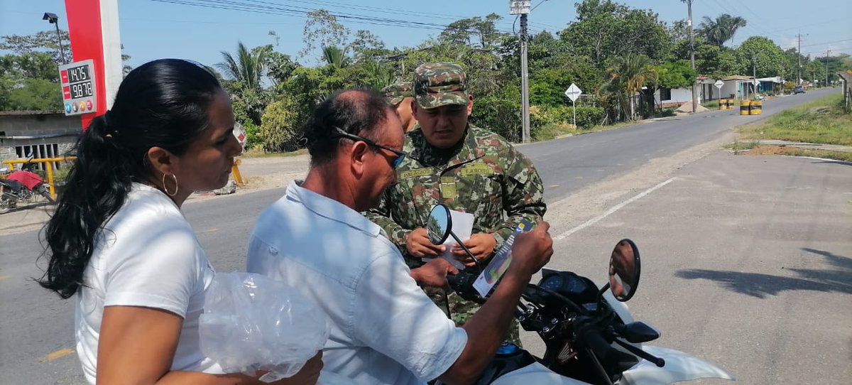 Ejercito_Div6's tweet photo. El #BICAS27,  realizó actividad de campañas institucionales en la vereda Peñazora del municipio de Puerto Asís #Putumayo, difundiendo mediante la entrega de 180 volantes a la comunidad, el rol que juega la Fuerza Pública en temas de seguridad. #BR27 #SiempreFirmes https://t.co/6h3cIwxCLi
