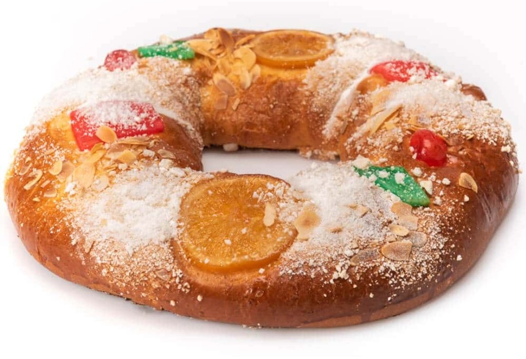 ANÉCDOTA REAL:

Hace años, me tocó defender la tradición española del #RoscóndeReyes en un comité de la Comisión Europea en Bruselas.

Otros países querían prohibir los alimentos con objetos/regalos en su interior (técnicamente: "inedibles in foodstuff"). Pero les convencimos.