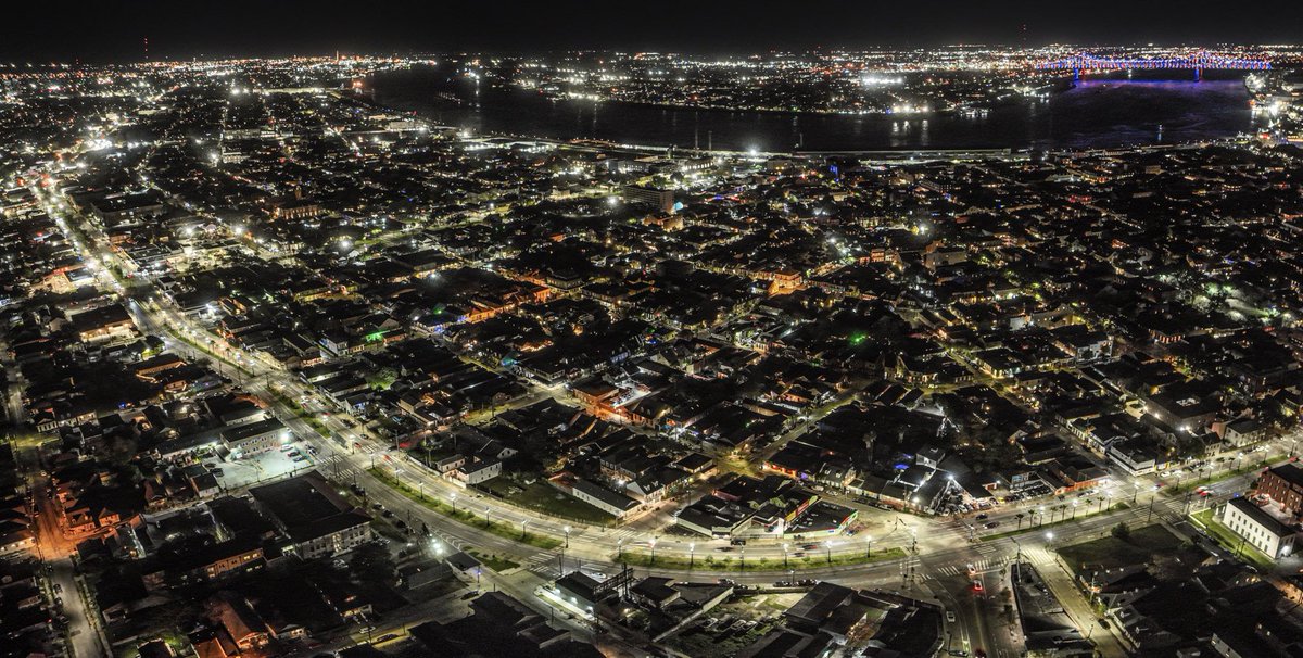 marcorasi1960's tweet image. A crescent of water, a crescent of light, New Orleans

(More New Orleans photos at marcorasi1960 on Instagram)