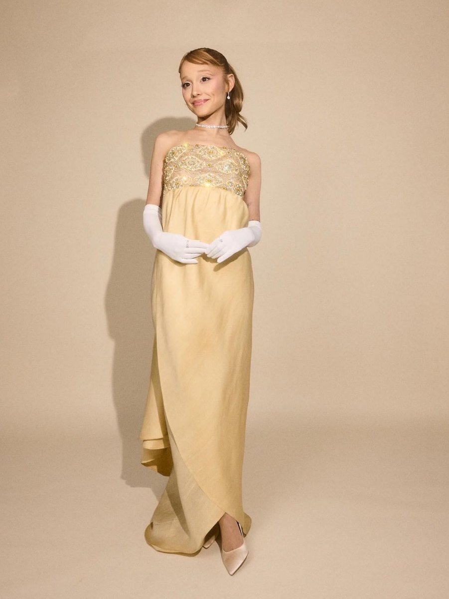 Ariana Grande looks bewitching for the #GoldenGlobes.