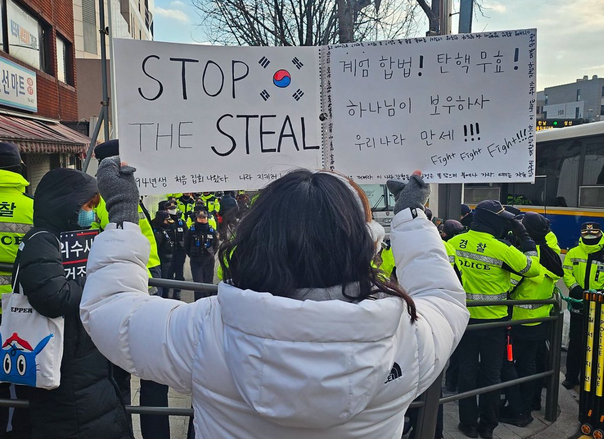 BREAKING:

South Korea’s Public Prosecution Office has ordered the police to arrest President Yoon before his arrest warrant expires in 15 hours.

The pro-Chinese forces in South Korea’s parliament are still trying to overthrow the close U.S.-ally President Yoon.

🇺🇸🇰🇷