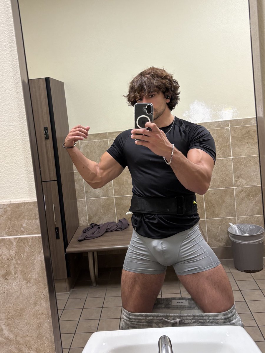 alphagodadonis's tweet photo. Nothing better than spotting me at your gym looking like this. https://t.co/u8V3O5lCyb