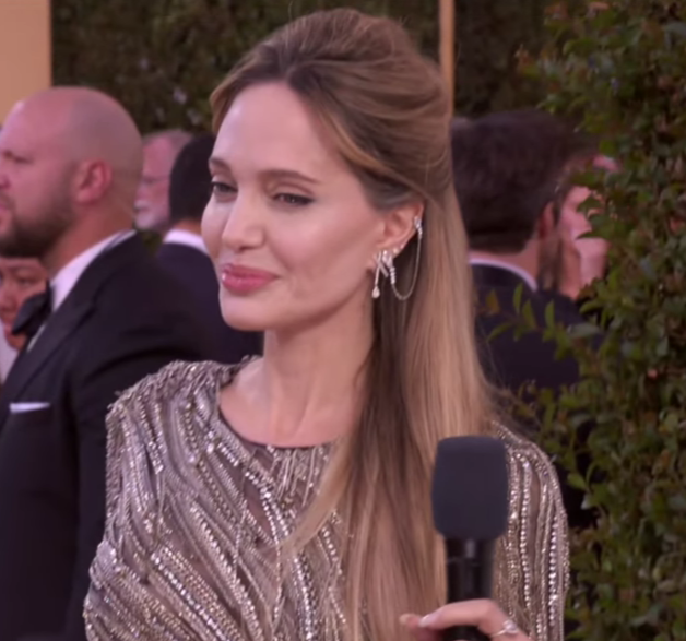 BORNFR0MAWISH's tweet photo. ANGELINA JOLIE WHAT THE HELL???? https://t.co/DRKmKzEQIZ
