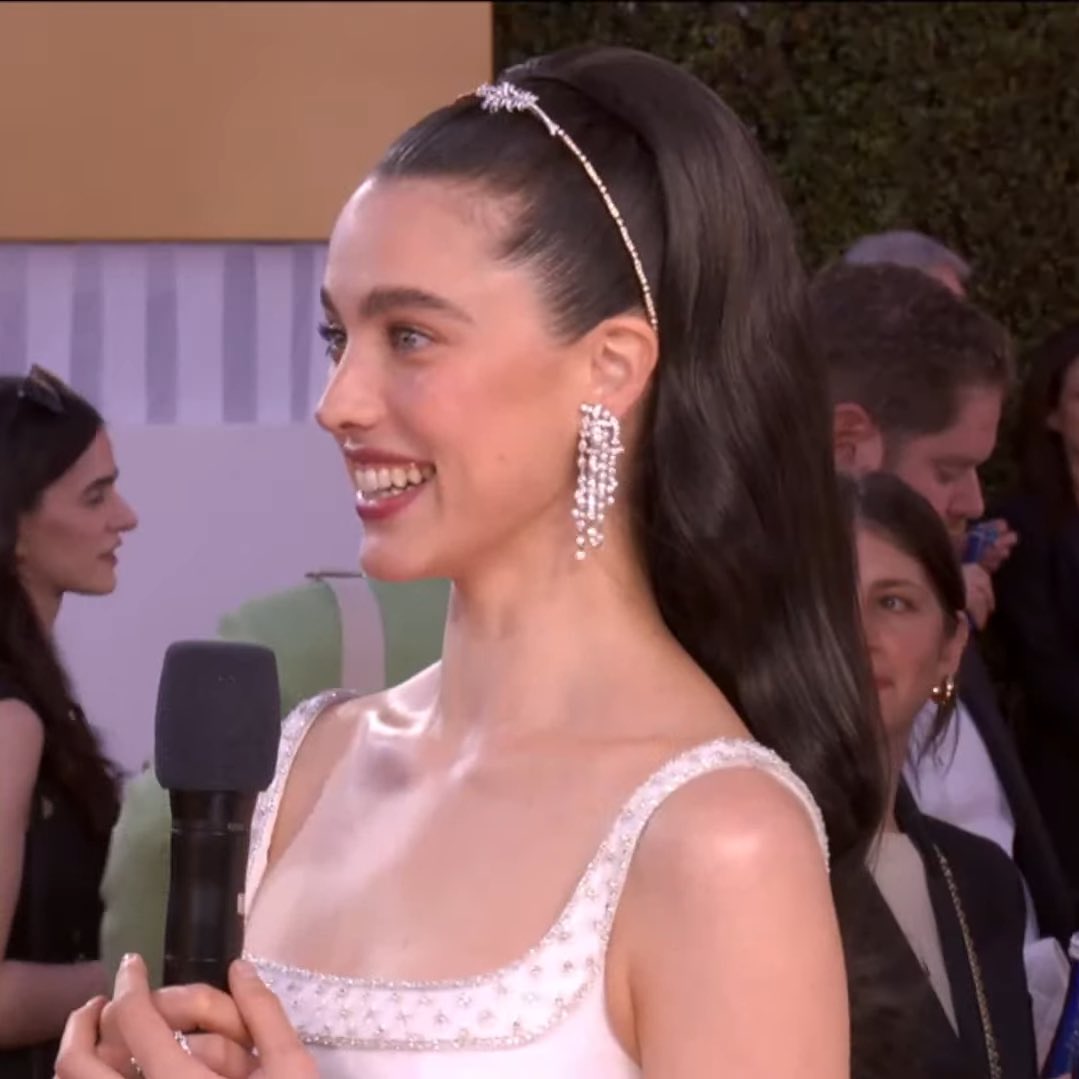 Margaret Qualley stuns at the 2025 #GoldenGlobes