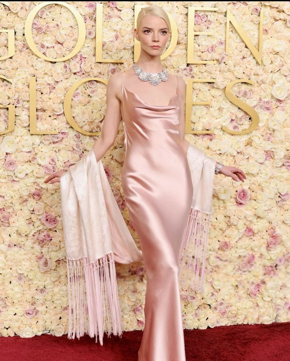 anyafolders's tweet photo. anya taylor-joy stuns at the #GoldenGlobes red carpet https://t.co/eOIwB8UC8D