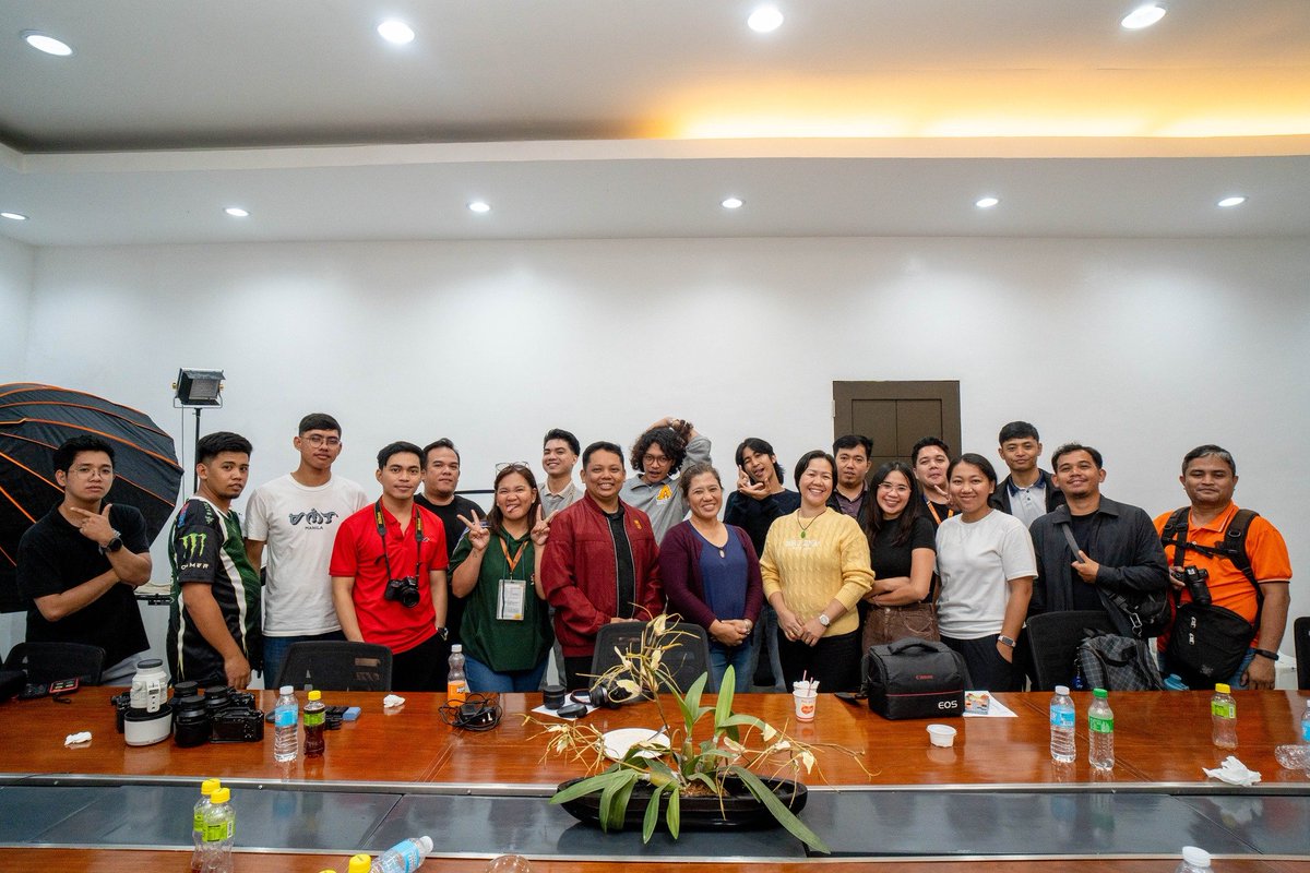nsamarpio's tweet photo. The Provincial Government audio-visual team had the opportunity to enhance their photography skills through a hands-on training from renowned local photographer-enterpreneur, seasoned by years of experience, Mr. Reuben Marino. https://t.co/Hcwjd6D1FM