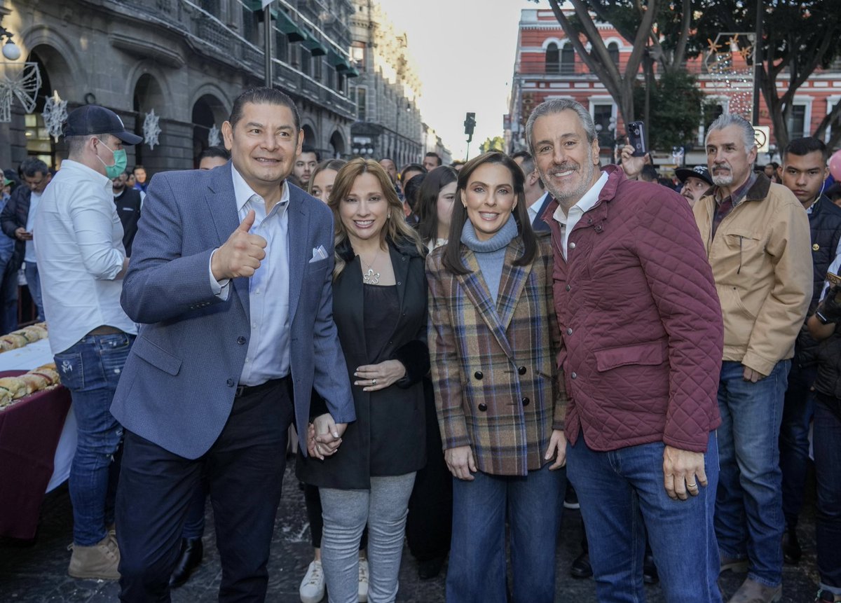 pepechedrauimx's tweet photo. ¡En #Puebla se viven nuestras tradiciones!

Junto con el Gobernador @ArmentaPuebla_, autoridades de los tres niveles de gobierno y miles de familias poblanas, partimos nuestra #RoscaMonumental👑 de 2Km.

Con mucha alegría y emoción celebramos esta bonita tradición que nos une a todos los poblanos como una gran familia.

Vamos por un Gran 2025, #PorAmorAPuebla🫶🏼 y por el bien de #LaCapitalImparable🪽.

¡Feliz #DíaDeReyes! 💫