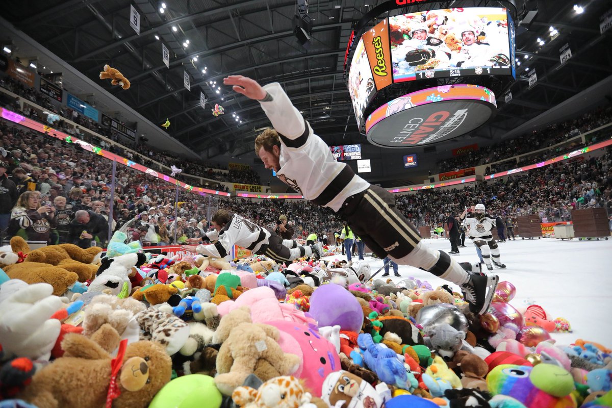 NHL's tweet image. UPDATE: @TheHersheyBears set a new hockey WORLD record collecting 102,343 teddy bears, smashing last year's record! 🧸

(📸: @TheAHL)