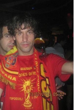 Esta foto de Joan Capdevila con un cubata, completamente ciego tras ganar el mundial, tendrá más favs y RTs que el post de Ana Pastor