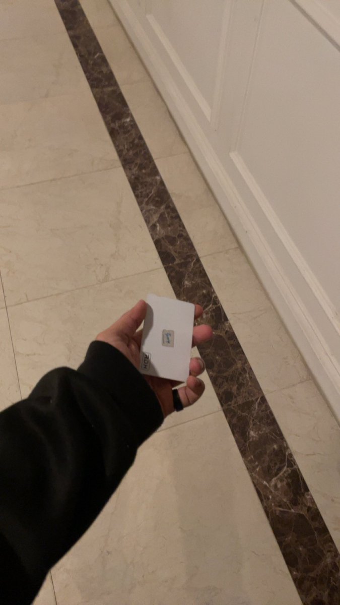 نسيت اجدد البطاقة والحين مقدر ادخل الشقة لانها منتهية 💀 واتصلت على العامل حق الشقة مقفل جواله !!! يالله هوملس لمدة ساعتين لين يصحى العامل الله يقلعه