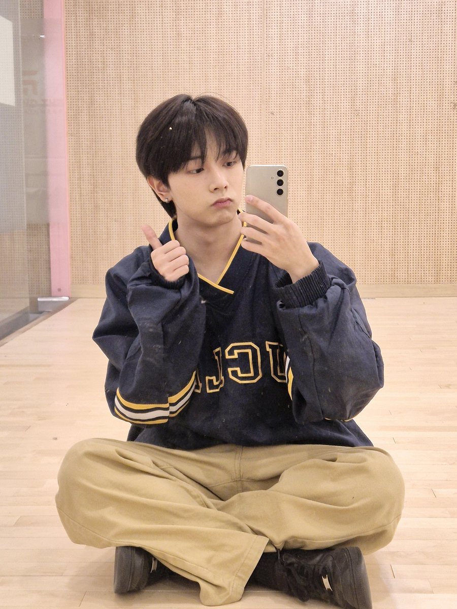 heejuglobal's tweet photo. [🎬] MEDIA

— 250401 #CHAEHEEJU on X: 

“Tap~👍" 

#채희주 #CHAEHEEJU
#プジェ #チェヒジュ #ヒジュ https://t.co/OlkCZWcICz