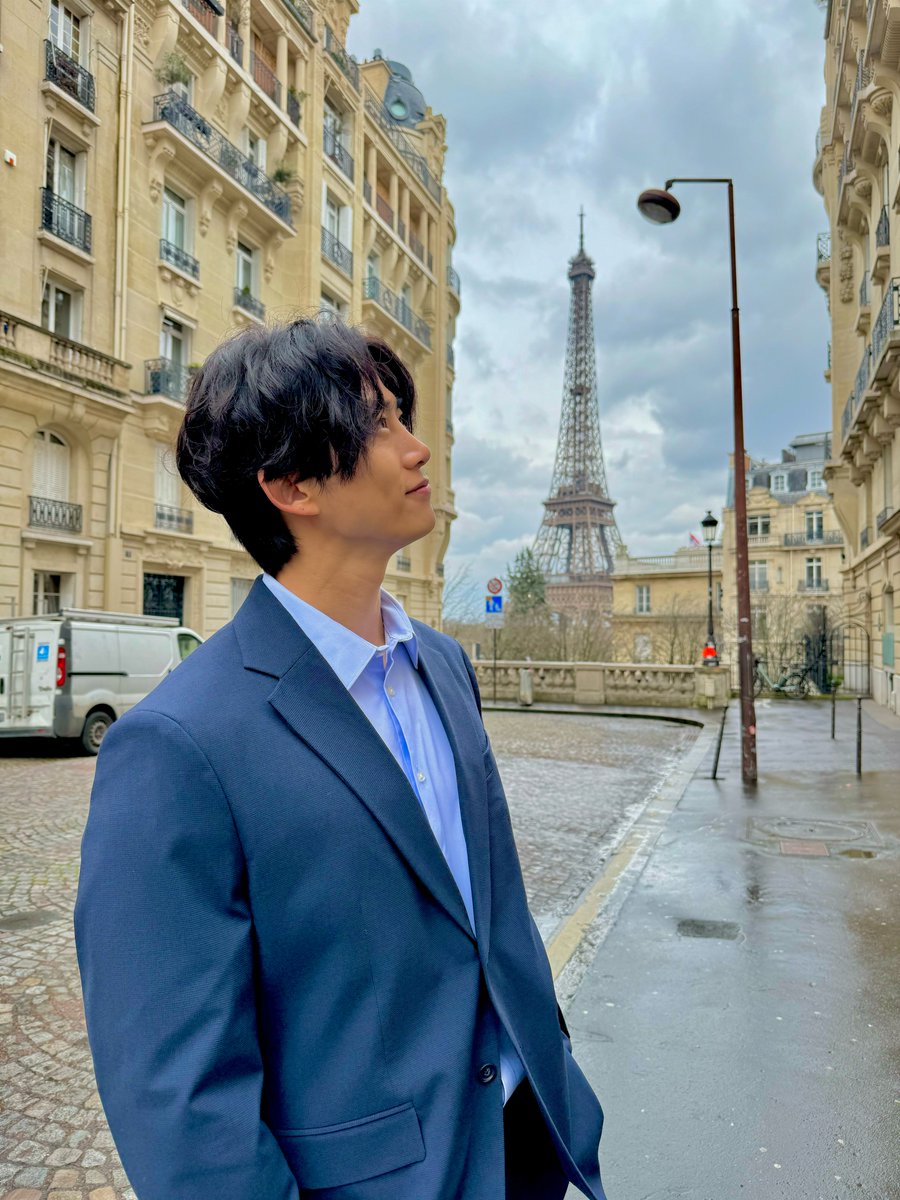 映画『#グランメゾンパリ』
  ⋱ 大ヒット上映中🇫🇷⟡⋰
　　　┈✯┈✯┈✯┈

▶︎▶︎𝗢𝗳𝗳 𝗦𝗵𝗼𝘁 📷ˎˊ˗ 
パリの街角で、
#オクテギョン さんの
オフショットをお届け✨

料理に命をかけ、
奮闘するユアンの姿にもご注目！

国境の壁を乗り越え、
尾花たちとともに夢に挑む🔥