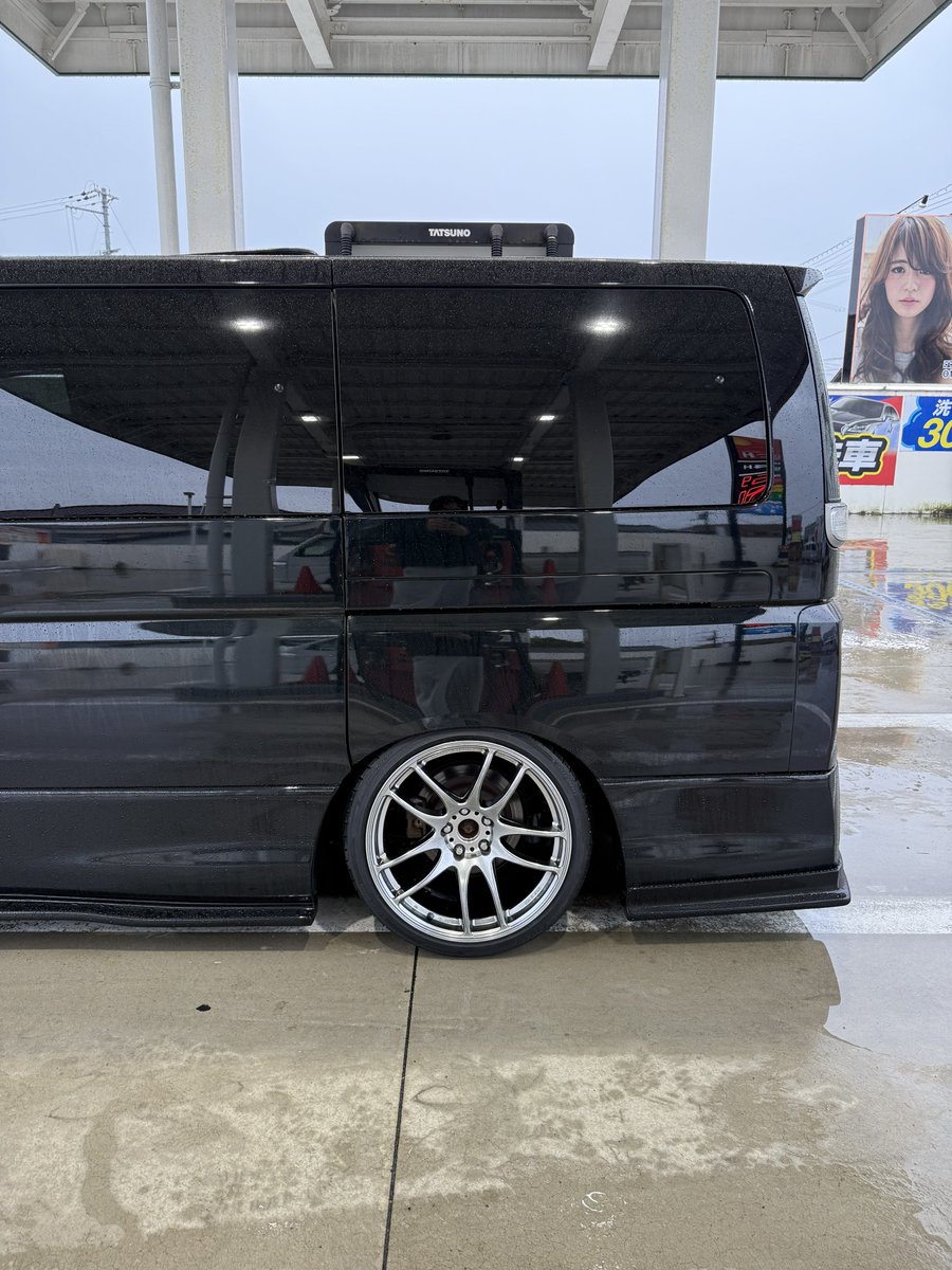 イメチェンしました…
たまたま安く手に入れたので…笑

19インチ 9.5j +25 +38
WORK EMOTION KIWAMI

バチイケやないかい😂