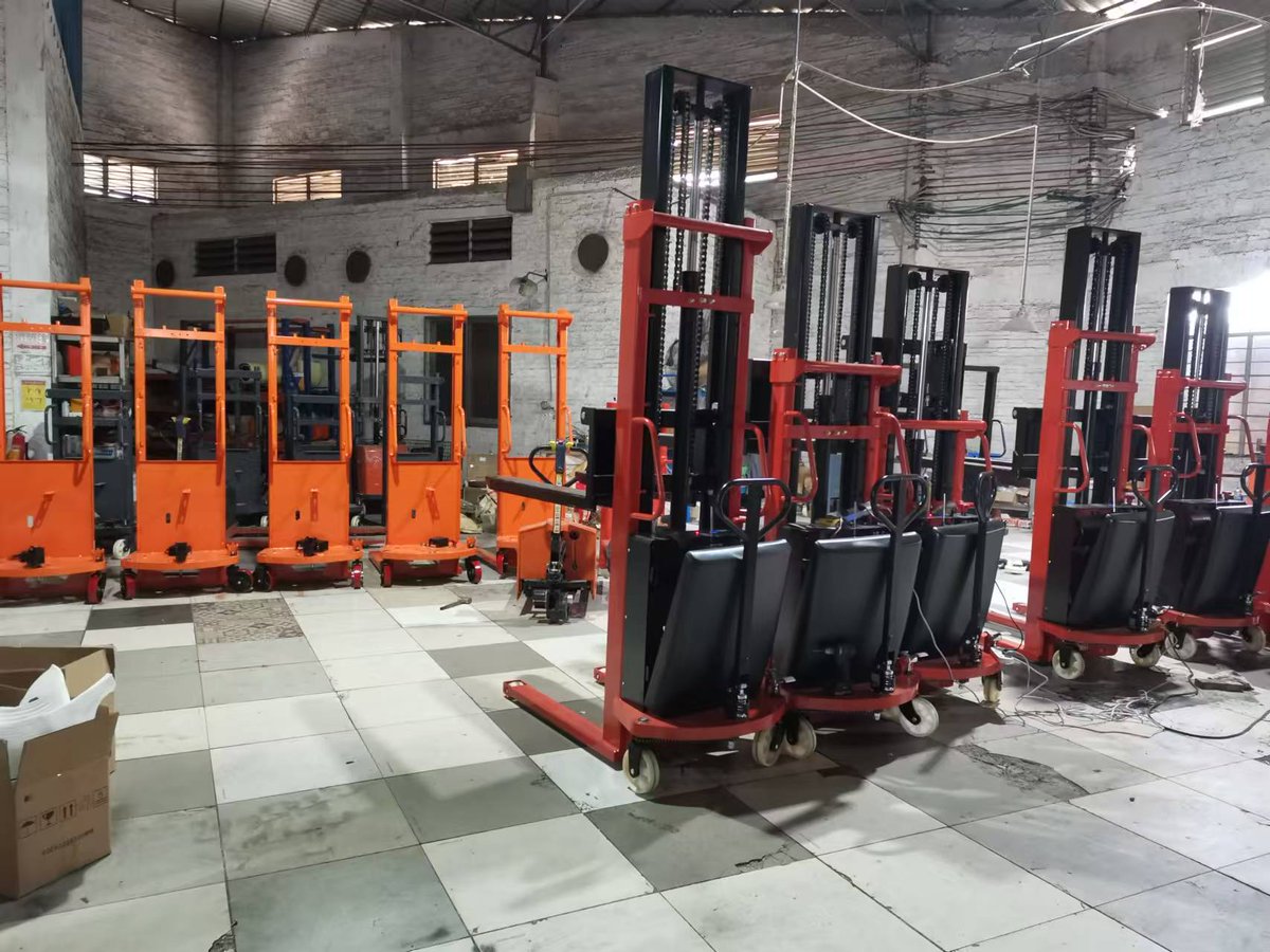 matta_yang's tweet image. Semi Electric Stacker 
1-2ton loading capacity，1.6~3.5m lifting height.
Economical, saving labor energy, and improving your working efficiency. 

#semielectricstacker #semielectricforklift #electricforklift #palletstacker #palletforklift #liftingequipment #MHE