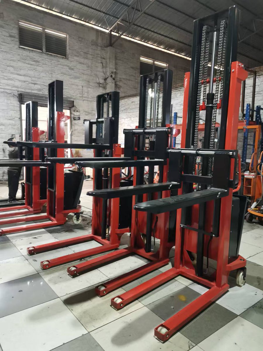 matta_yang's tweet image. Semi Electric Stacker 
1-2ton loading capacity，1.6~3.5m lifting height.
Economical, saving labor energy, and improving your working efficiency. 

#semielectricstacker #semielectricforklift #electricforklift #palletstacker #palletforklift #liftingequipment #MHE