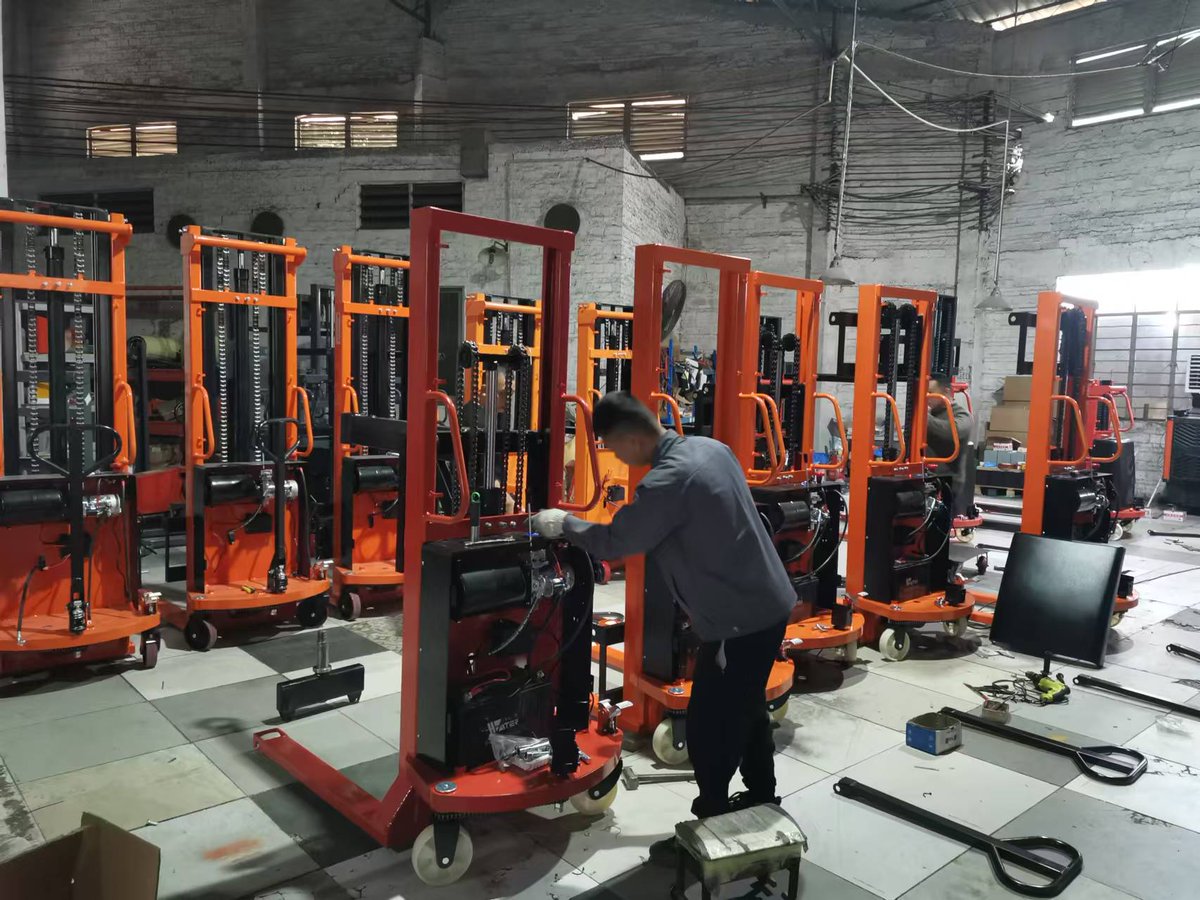 matta_yang's tweet image. Semi Electric Stacker 
1-2ton loading capacity，1.6~3.5m lifting height.
Economical, saving labor energy, and improving your working efficiency. 

#semielectricstacker #semielectricforklift #electricforklift #palletstacker #palletforklift #liftingequipment #MHE