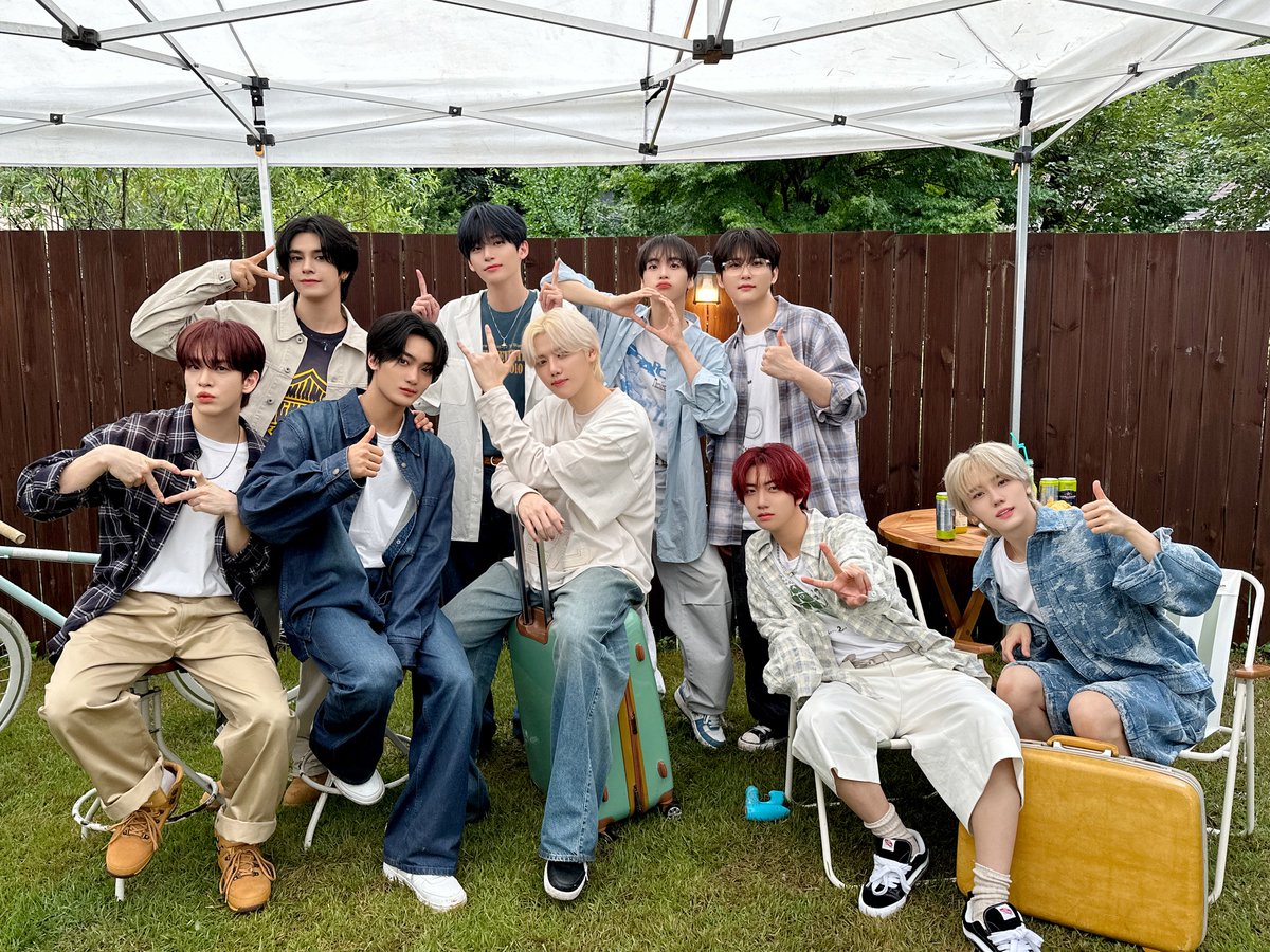 CRAVITYstarship's tweet image. [📸]
CRAVITY 2025 SEASON’S GREETINGS &amp;lt;CRAVITY'S BFF TRIP&amp;gt; 🧳 
⠀
ᰔᩚ𝐇𝐀𝐏𝐏𝐘 𝐍𝐄𝐖 𝐘𝐄𝐀𝐑ᰔᩚ
⠀
#CRAVITY #크래비티