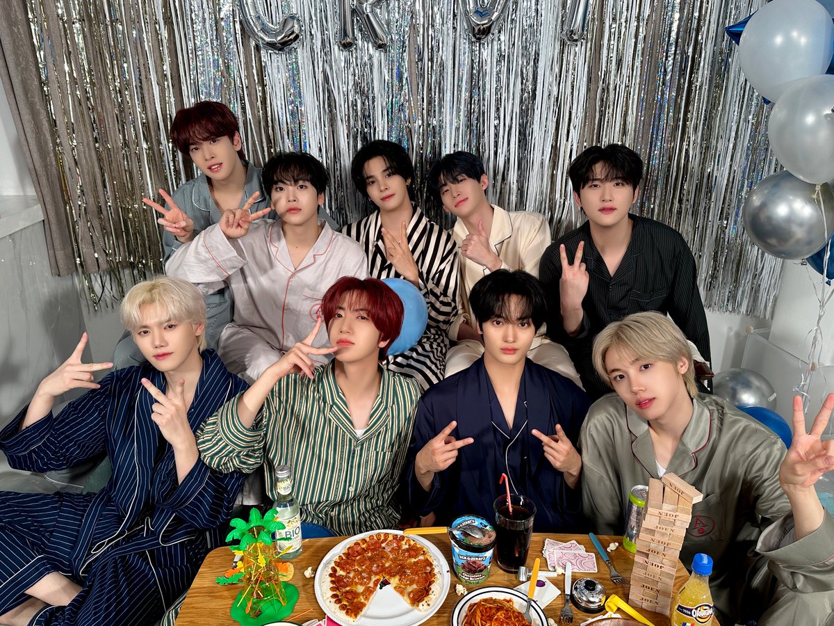 CRAVITYstarship's tweet image. [📸]
CRAVITY 2025 SEASON’S GREETINGS &amp;lt;CRAVITY'S BFF TRIP&amp;gt; 🧳 
⠀
ᰔᩚ𝐇𝐀𝐏𝐏𝐘 𝐍𝐄𝐖 𝐘𝐄𝐀𝐑ᰔᩚ
⠀
#CRAVITY #크래비티