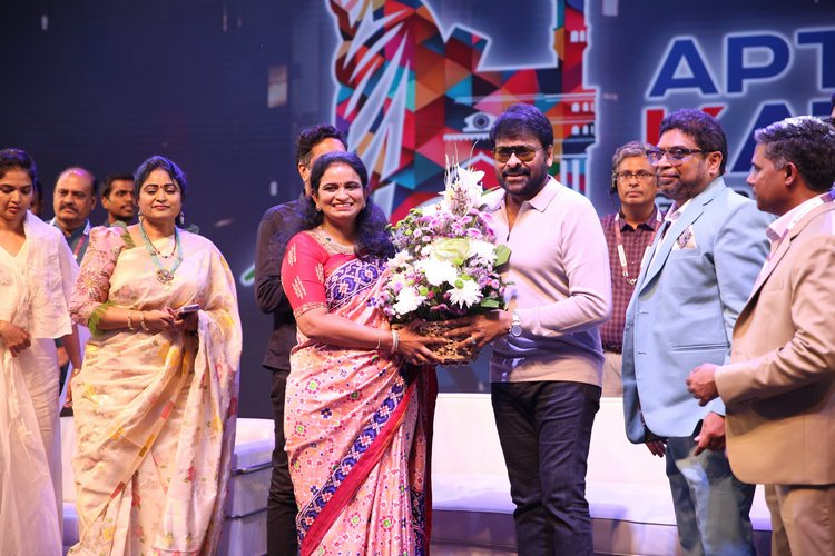 123telugu's tweet photo. Photos : Chiranjeevi At APTA's Global Business Conference Katalyst
https://t.co/YeJ97ysuQu
#Chiranjeevi #APTAKatalyst #Megastar #123telugu https://t.co/T4JlEsQgY5