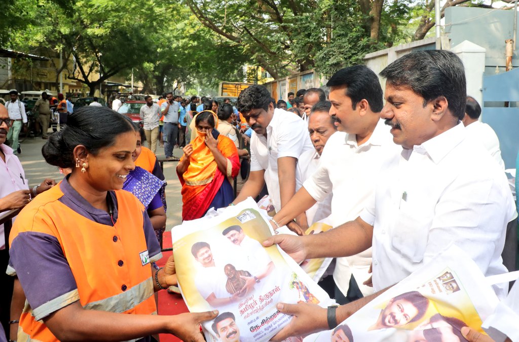 nchitrarasu's tweet photo. வாழ்க்கை வழியில் எல்லாம் இனிமையும் நலமும்!
சென்னை மேற்கு மாவட்டம், #ThousandLights மேற்கு பகுதி எனது 110வது வார்டில் பணிபுரியும் முன்களப் பணியாளர்களான தூய்மை பணியாளர்கள், மின்துறை ஊழியர்கள், சுகாதாரத்துறை ஊழியர்கள், குடிநீர் வாரிய ஊழியர்கள், துப்புரவு பணியாளர்களுக்கு பொங்கல் பண்டிகை விழாகால நலத்திட்ட உதவிகளை வழங்கி, அவர்களின் வாழ்விலும் குடும்பத்திலும் வளமும் மகிழ்ச்சியும் தொடர பொங்கல் திருநாளின் நல்வாழ்த்துகள் தெரிவித்து மகிழ்ந்தேன்.
@mkstalin @Udhaystalin
#Pongal2025 #Ward110 #ChennaiWestdmk #Chitrarasu