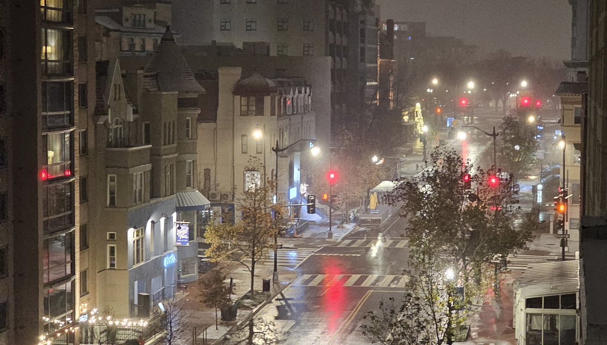 CapitalJeff's tweet photo. #SnowDoom about 1:30am #dupontcircle #dcwx #wusa9weather @capitalweather @PoPville https://t.co/9ByhVeS8RT