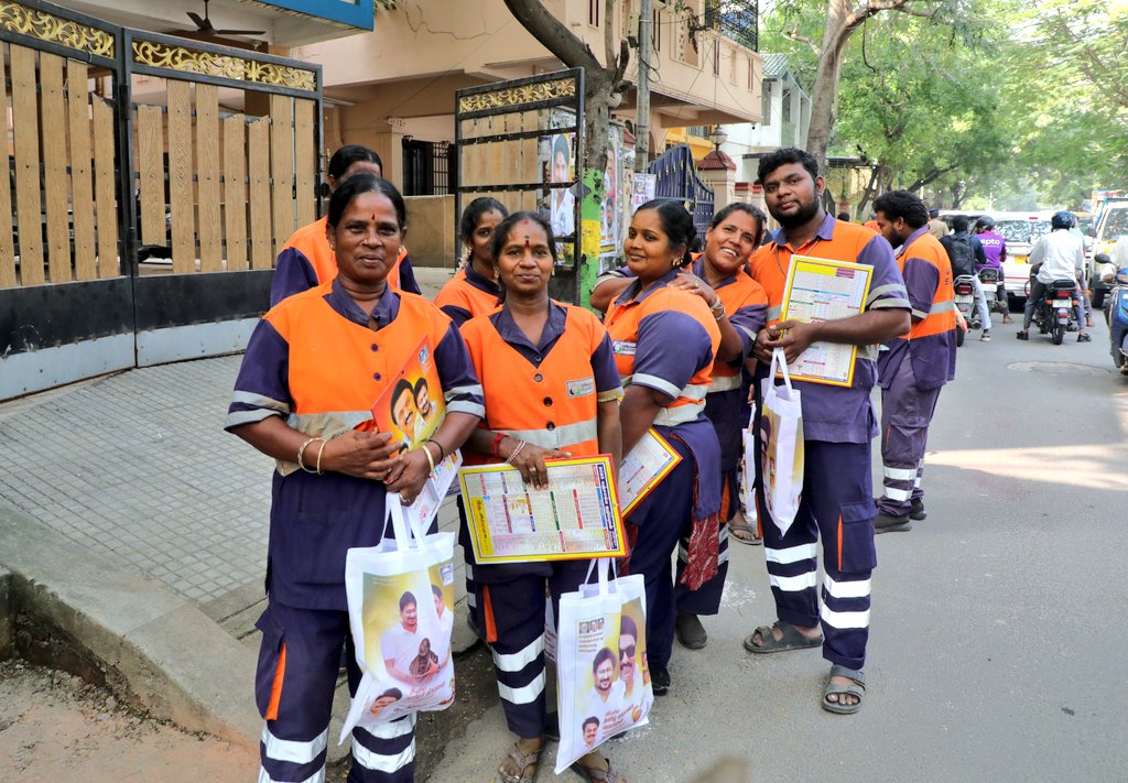 nchitrarasu's tweet photo. வாழ்க்கை வழியில் எல்லாம் இனிமையும் நலமும்!
சென்னை மேற்கு மாவட்டம், #ThousandLights மேற்கு பகுதி எனது 110வது வார்டில் பணிபுரியும் முன்களப் பணியாளர்களான தூய்மை பணியாளர்கள், மின்துறை ஊழியர்கள், சுகாதாரத்துறை ஊழியர்கள், குடிநீர் வாரிய ஊழியர்கள், துப்புரவு பணியாளர்களுக்கு பொங்கல் பண்டிகை விழாகால நலத்திட்ட உதவிகளை வழங்கி, அவர்களின் வாழ்விலும் குடும்பத்திலும் வளமும் மகிழ்ச்சியும் தொடர பொங்கல் திருநாளின் நல்வாழ்த்துகள் தெரிவித்து மகிழ்ந்தேன்.
@mkstalin @Udhaystalin
#Pongal2025 #Ward110 #ChennaiWestdmk #Chitrarasu