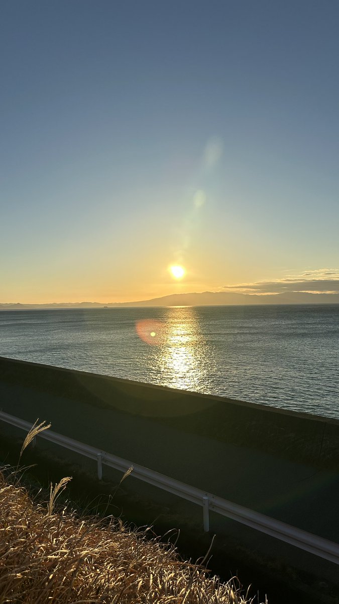 元旦は富士山見て近くの海で初日の出！
想像してた富士山より雪少ないし茶色いね🤔
夜中の樹海は怖すぎ。