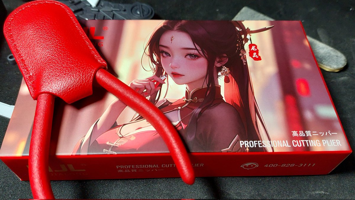 Bought my first single blade nipper from MJL (cuz it was the only sb nipper available here) and my god. It does go through plastic like butter

If I were to describe sb nips, its like going from 60hz monitor to 165hz.

Also is it me or thr art is like AI generated?