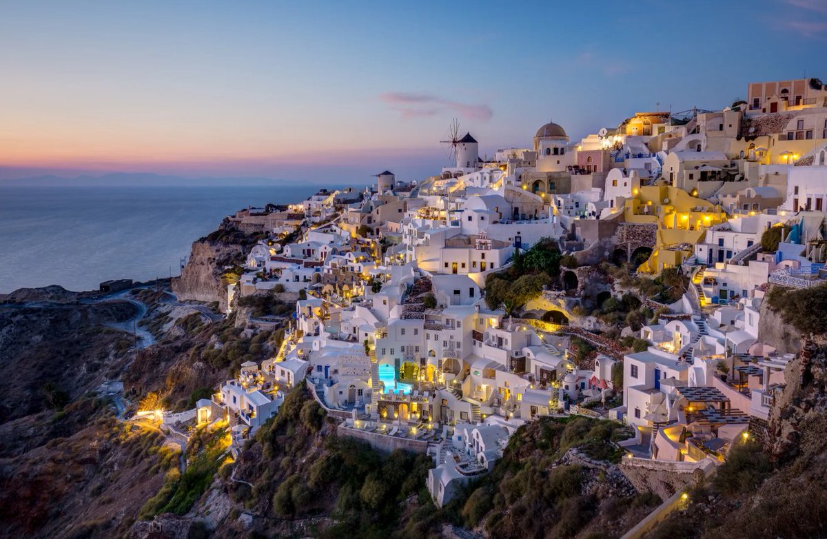 🌅 Oia: The pearl of Greece 🇬🇷
The white houses and views of the Aegean Sea make Oia truly magical. 💙
The local sunsets amaze every visitor, while the Greek cuisine here is unparalleled. ☀️
✈️ Book your tickets today: eurodirections.com/flights-to-san…
#Oia #Santorini #Greece