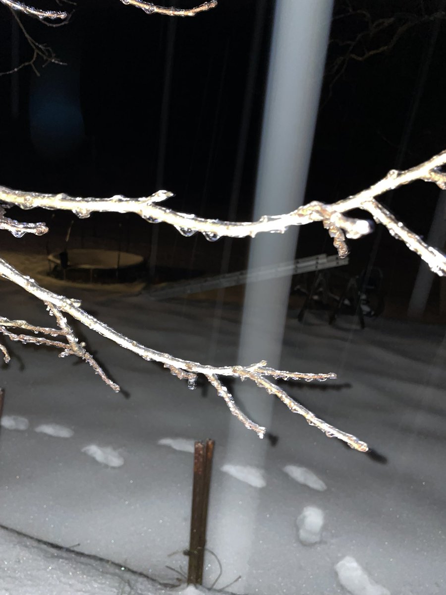 JessicaRach1's tweet photo. 2am check in here in Fallsburg, KY. About 5” of snow. About an 1 1/2” of sleet. And now ice. Still have power at this time. @SpencerWeather @BrandonWxWCHS @WSAZBrandon @Kentuckyweather @ChrisHallWx @ryanhallyall https://t.co/kk2uYkcKwa