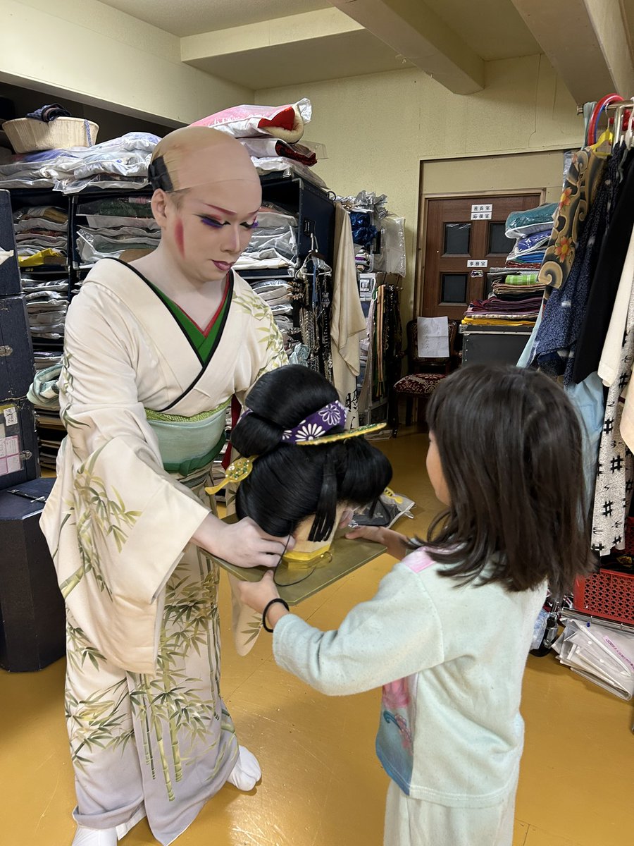 kobayshi230819's tweet photo. 本日もご来場いただきありがとう御座いました。

明日まで博多家桃太郎座長ゲスト出演です✨

明日のお外題『関東仁義』かなみちゃんお芝居出ます！！
舞台袖でお勉強またパパのお手伝いも頑張ってますよ🥰

8日〜20日は小林大椰里帰り出演します🤩

明日のご来場お待ちしております😆 https://t.co/epojUAB9aC