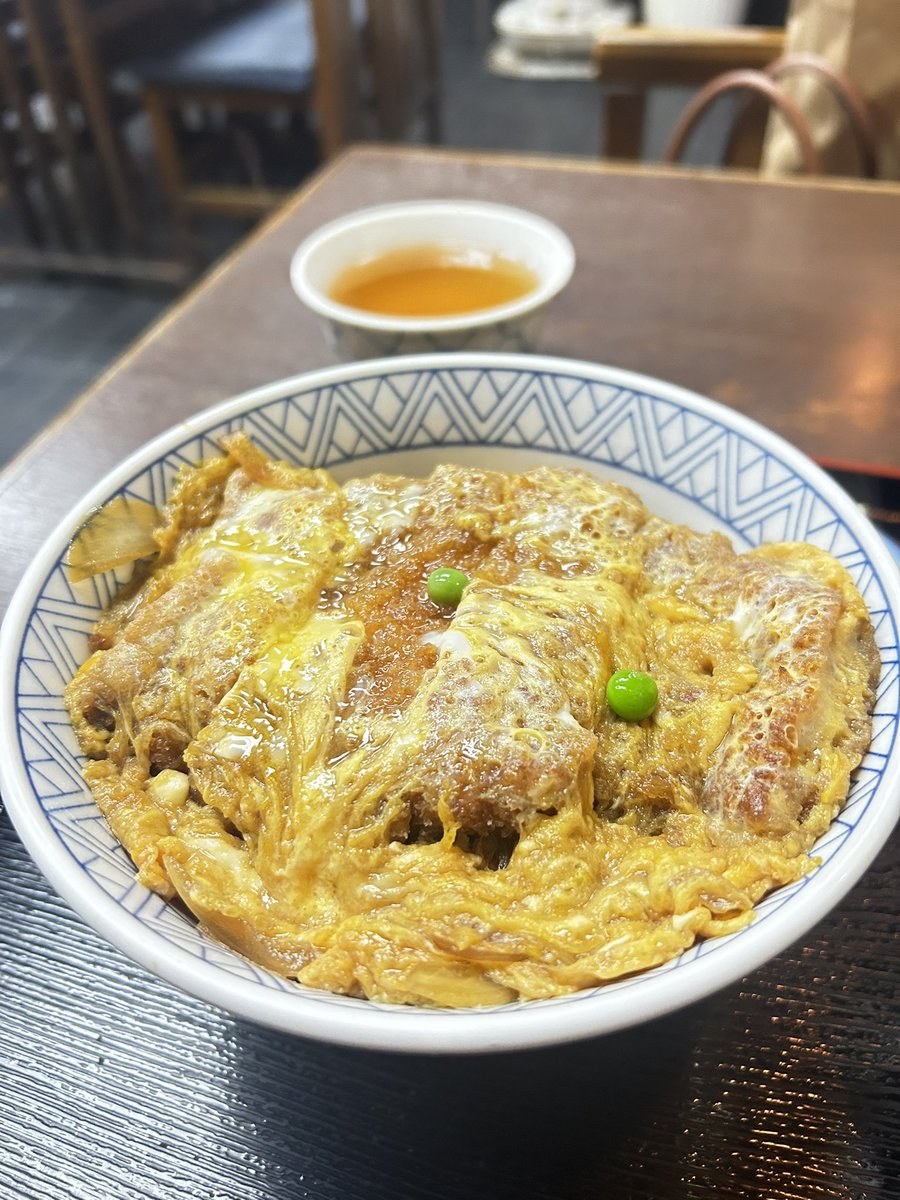 MotherLoverrrr's tweet photo. 見知らぬ爺さんから「蕎麦屋のカツ丼は出汁が旨いから間違いねぇんだ」と教わったおかげで人生がより華やいでます。 https://t.co/PA3HqcNWfb